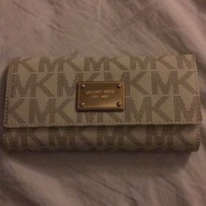 Mk jet set Item checkbook wallet vanilla color.